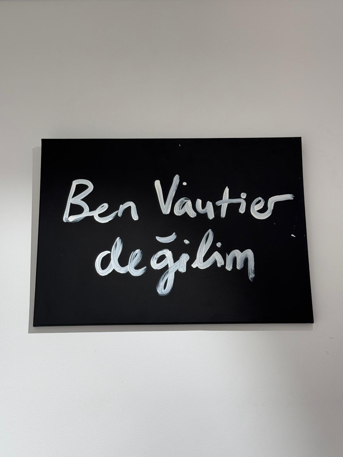 Ben Vautier değilim, 2025.  Tuval üzerine akrilik. 50 x 70cm.