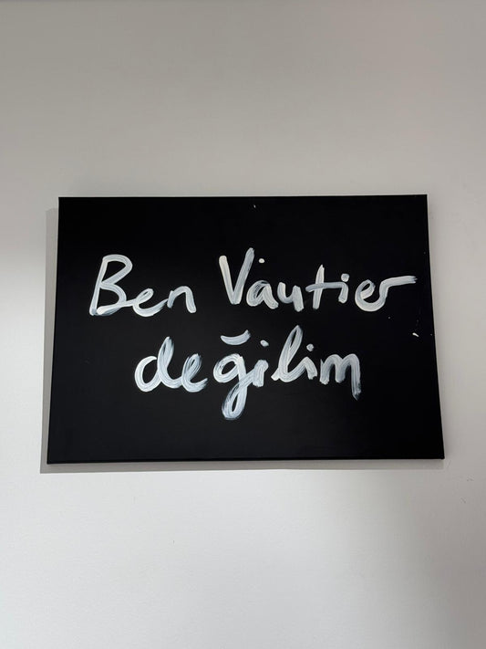 Ben Vautier değilim, 2025.  Tuval üzerine akrilik. 50 x 70cm.