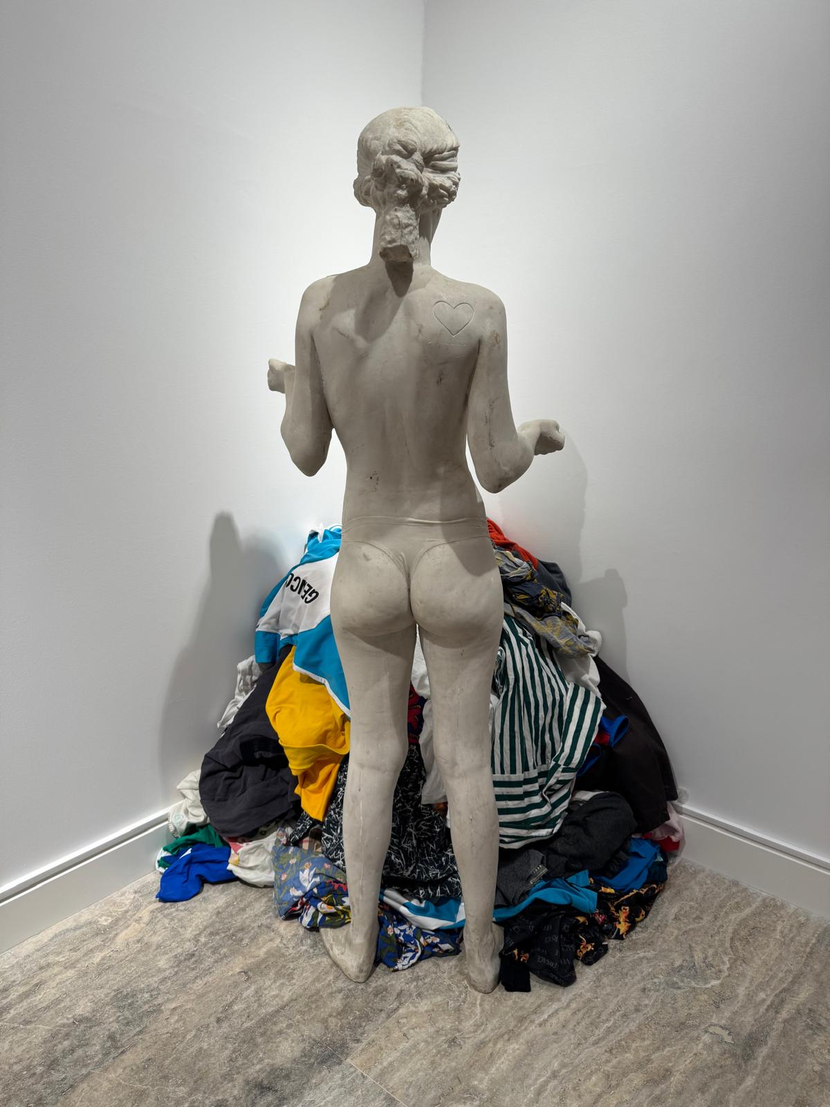 Airbnb, 2026.  Sanatçının kıyafetleri ve heykel. Life size.