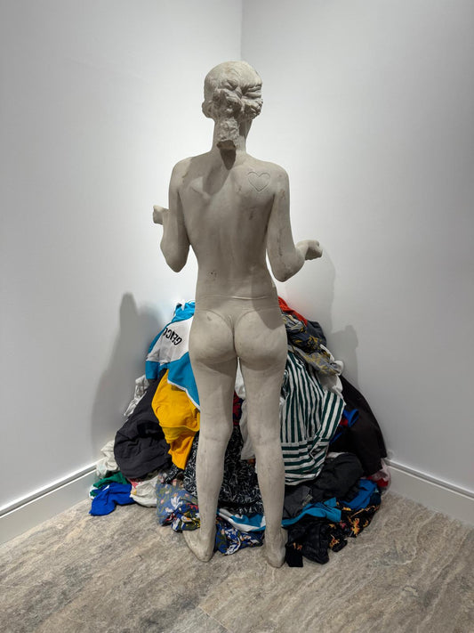 Airbnb, 2026.  Sanatçının kıyafetleri ve heykel. Life size.