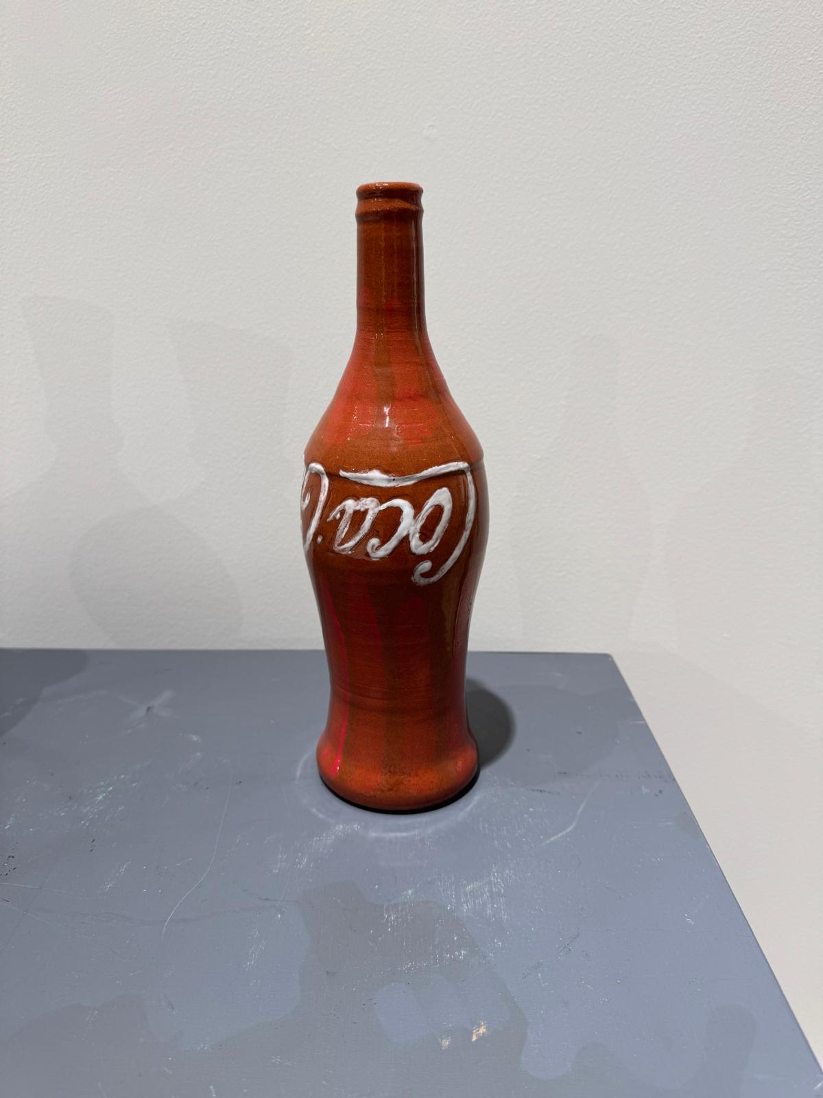 Ters Kola, 2026. Sırlı terakota seramik. 30 x 11 x 11 cm.