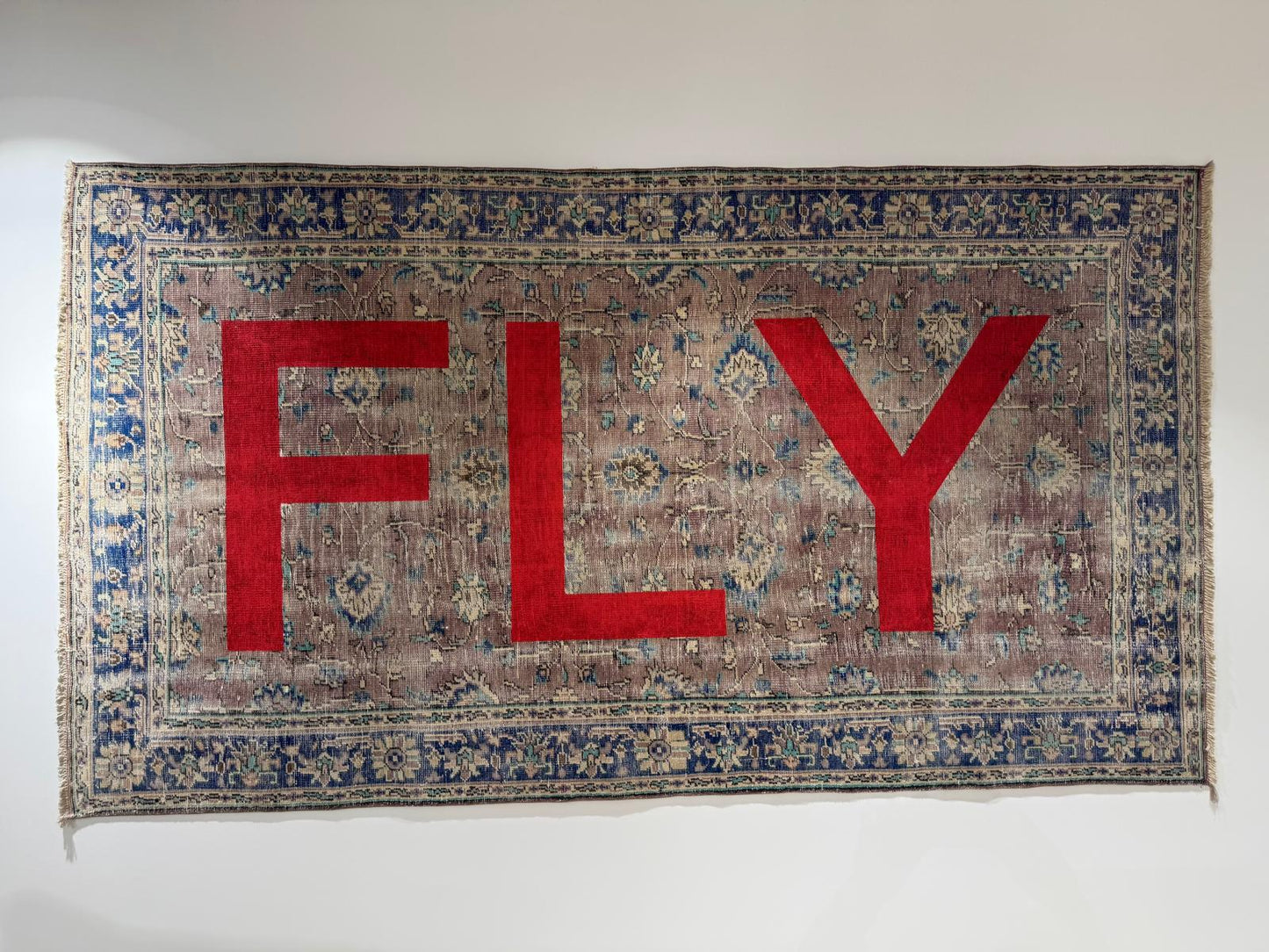 Uçan Halı (FLY), 2026. El dokuması halı üzerine akrilik. 180 x 310 cm.