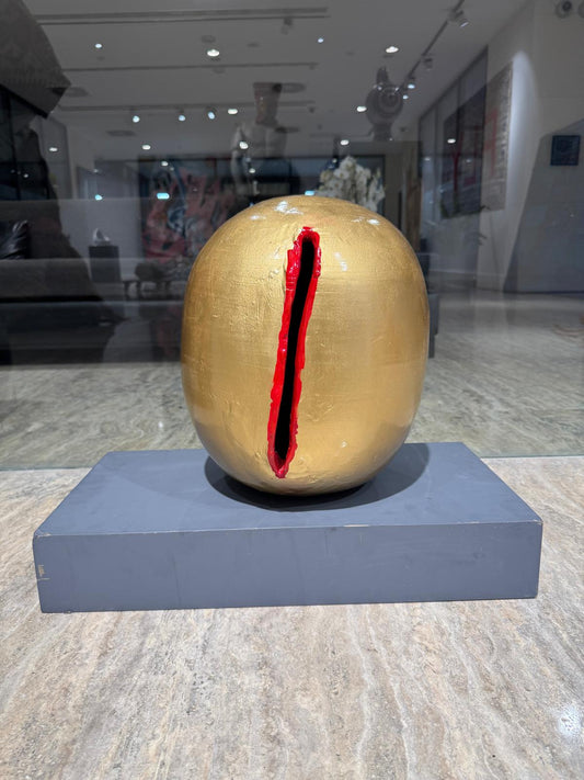 Yarık, 2026. Sırlı seramik ve oje. 33 x 33 x 45 cm.
