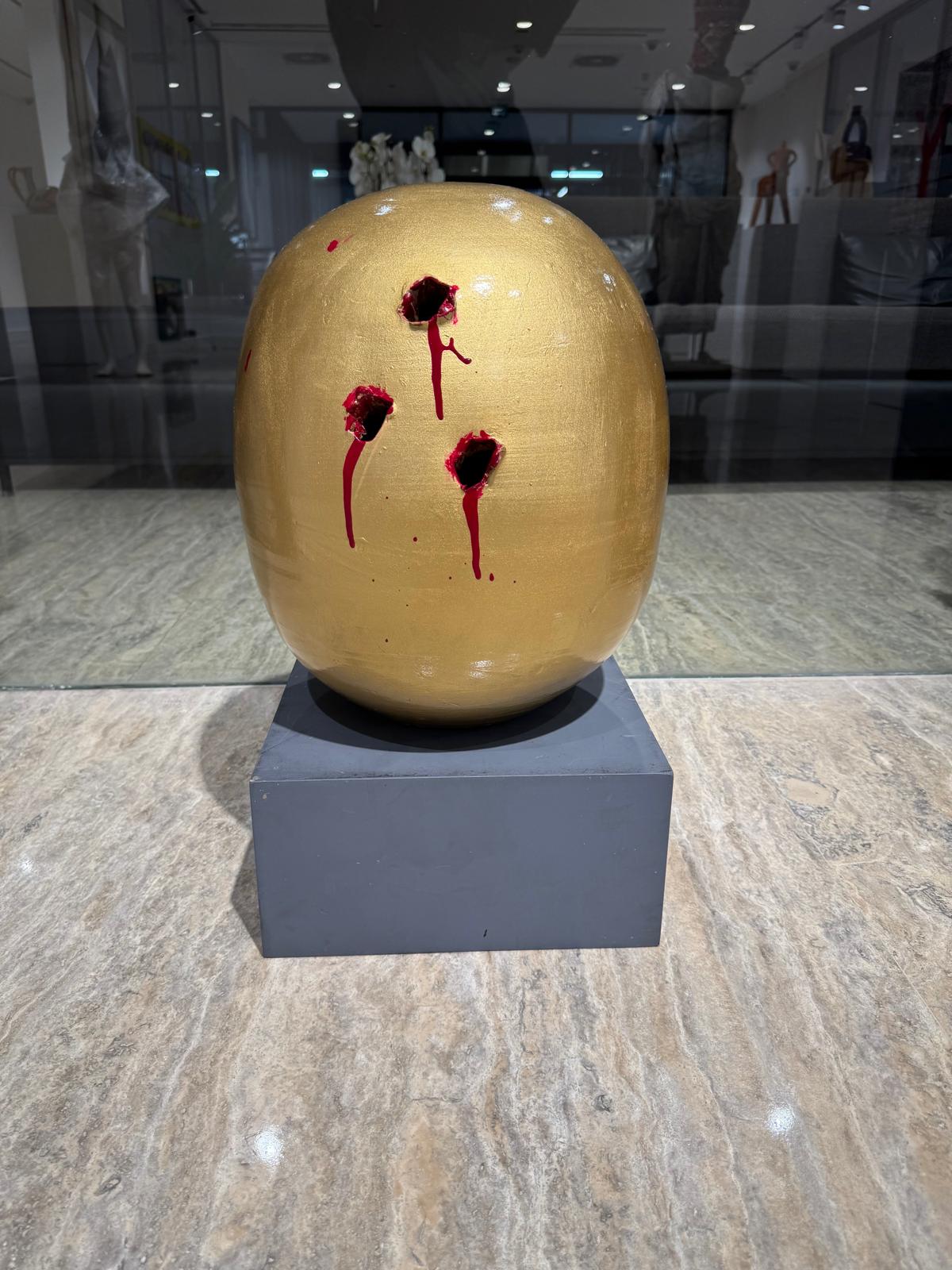 Üç Delik, 2026. Sırlı seramik ve oje. 33 x 33 x 45 cm.