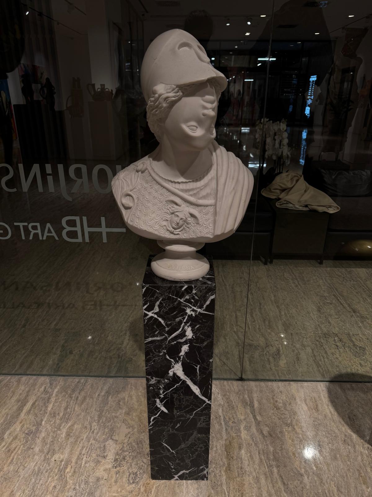 Ters Yüz, 2026. Polimer ve mermer kaide. 37 x 135 x 17 cm.
