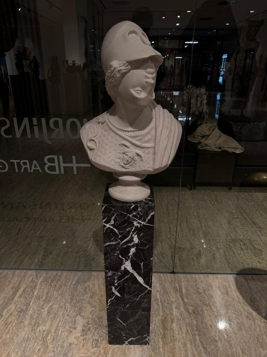 Ters Yüz, 2026. Polimer ve mermer kaide. 37 x 135 x 17 cm.