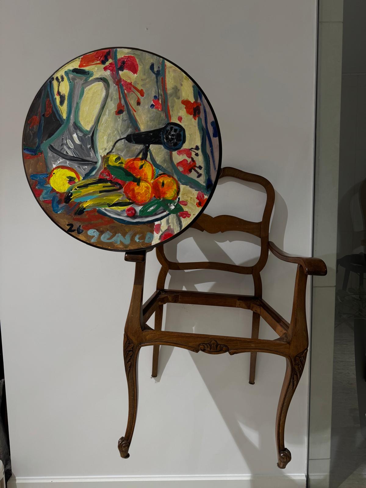 Mikrofonlu Natürmort, 2026. Ahşap sehpa üzeri yağlı boya ve sandalye. 126 x 90 x  60 cm. Referans: İbrahim Çallı, Natürmort, 1955.