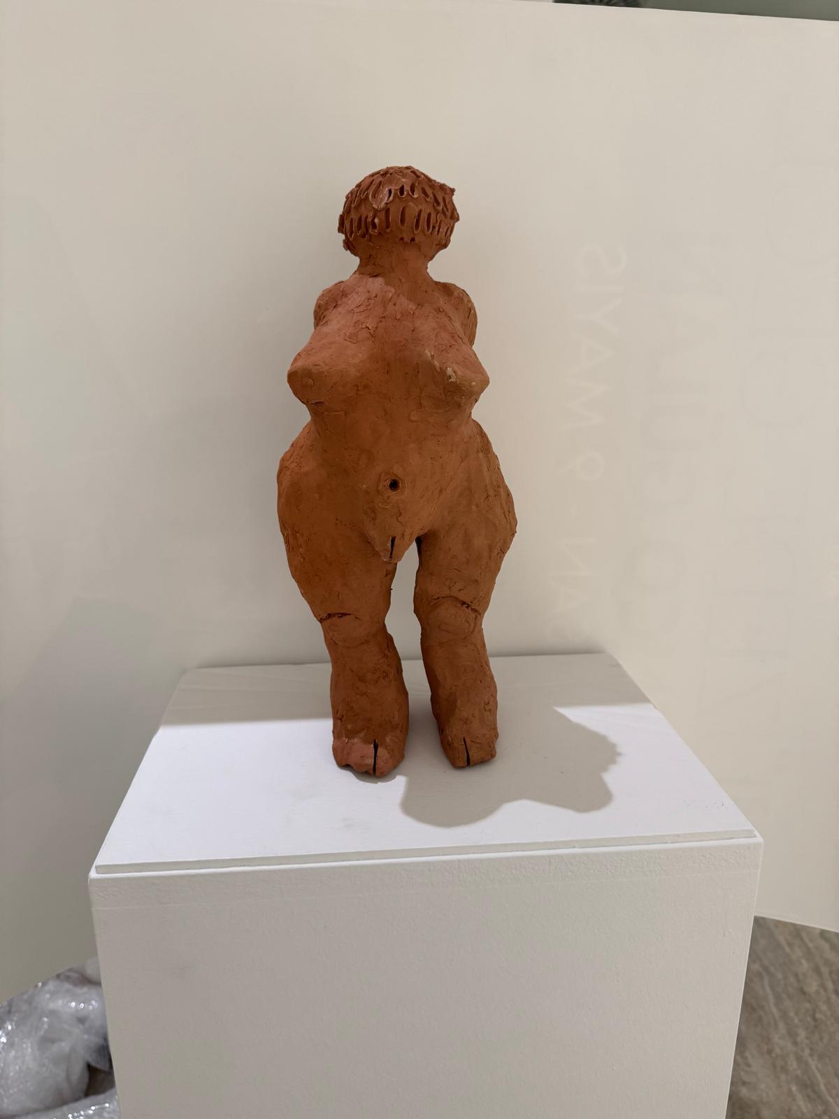Kendi ayaklarının üzerinde durmak, 2026. Seramik. 15 x 12 x 35 cm.