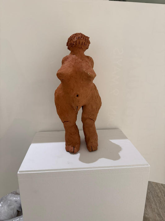 Kendi ayaklarının üzerinde durmak, 2026. Seramik. 15 x 12 x 35 cm.