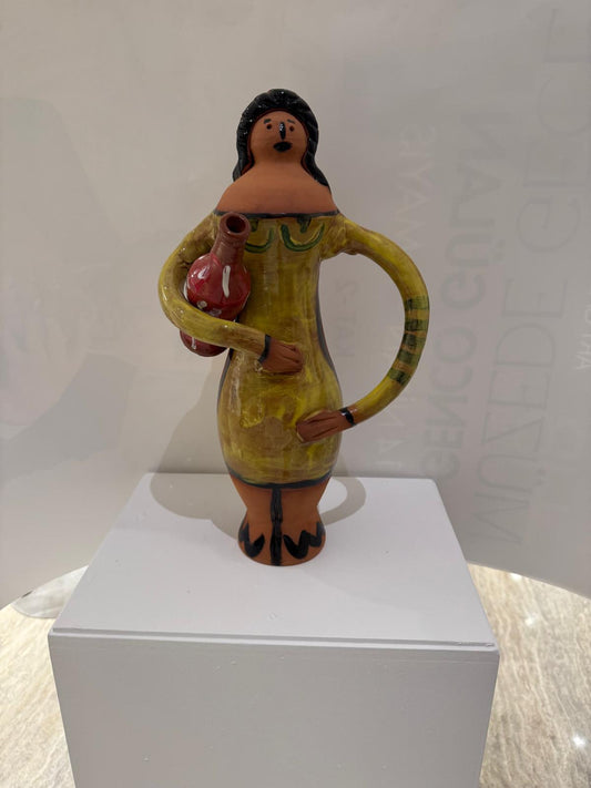 Kola Şişeli Kadın, 2026. Sırlı seramik. 47 x 25 x 17 cm