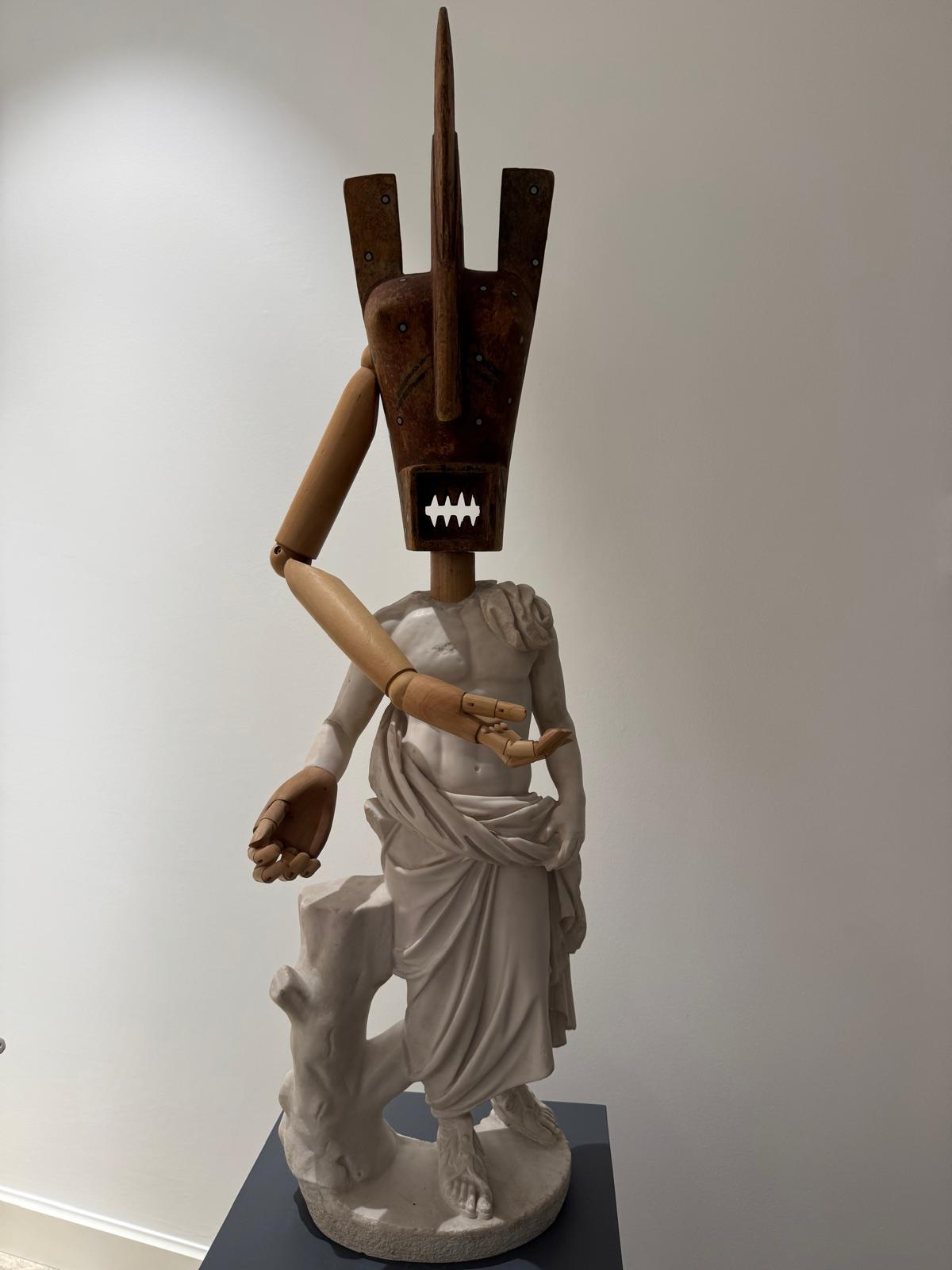 Afrikalı Doktor, 2026. Ahşap Afrika maskesi, mermer, polimer ve ahşap kollar. 40 x  25 x 130cm.