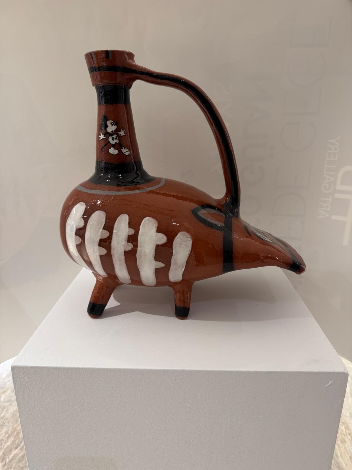 Mikili Köpek, 2026. Sırlı seramik. 40 x 40 x 20 cm.