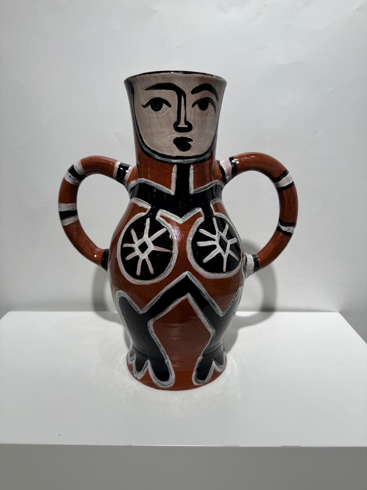 Vazo Kadın, 2026. Sırlı seramik. 37 x 32 x 17 cm.