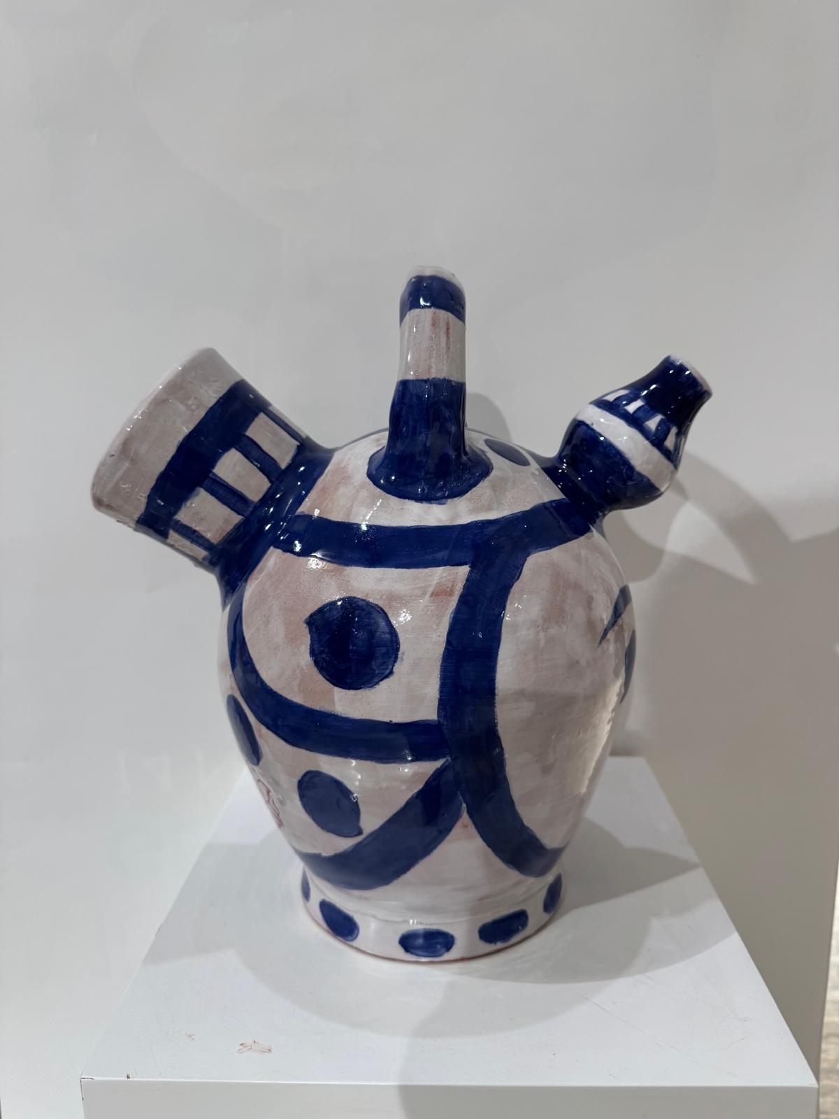 Mavi Beyaz, 2026. Sırlı seramik. 32 x 33 x 23 cm.