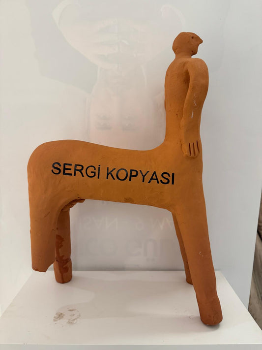 Sentor, 2026. Sırlı seramik. 55 x 41 x 22 cm.