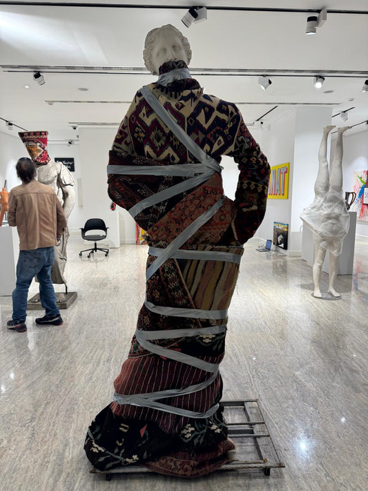 Venüs, 2026. Mermer, polimer, halı ve kilimler. 100 x 50x 225cm