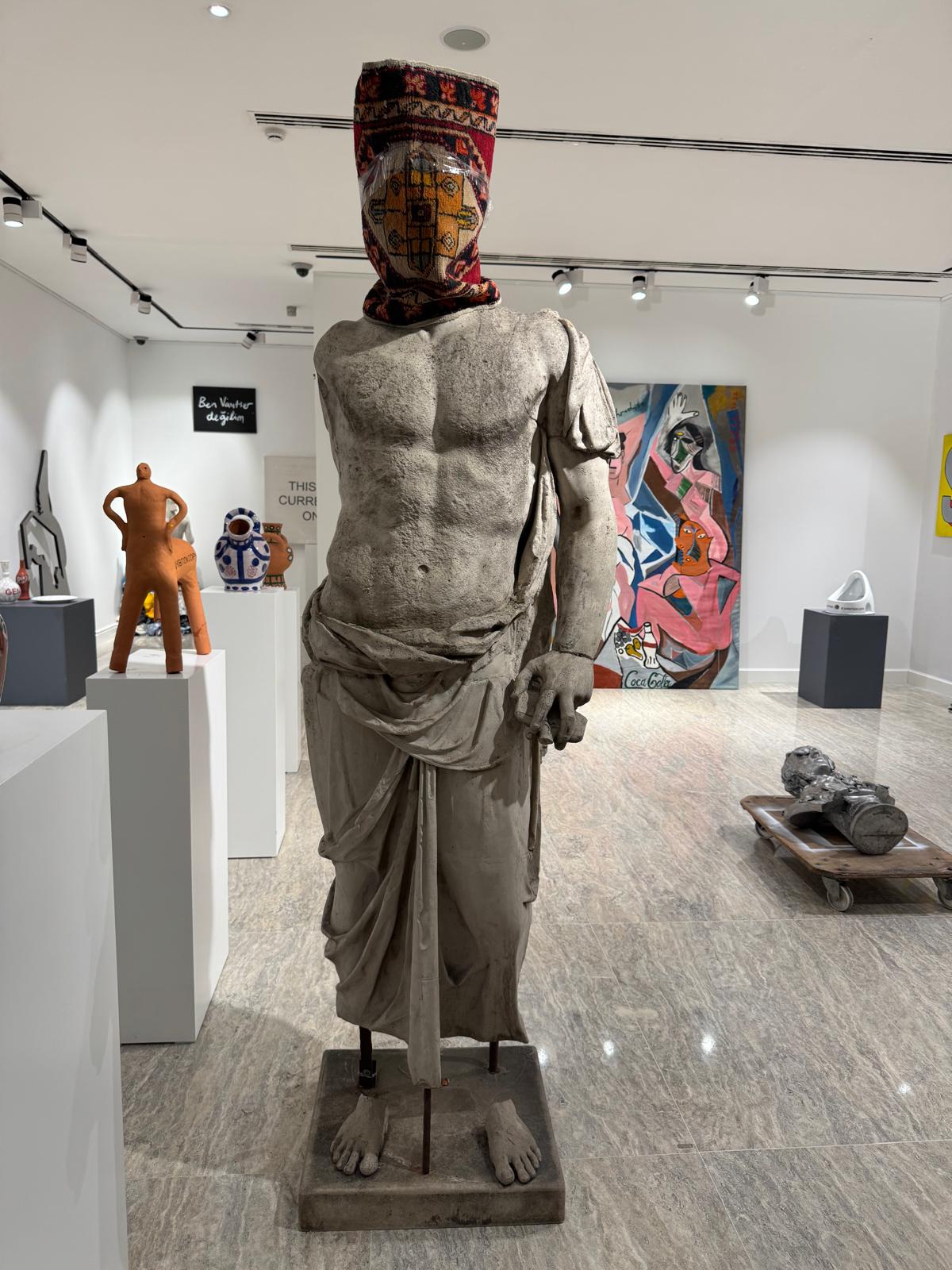 İskender, 2026. Polimer, mermer tozu, 220 x 60 x 50 cm.