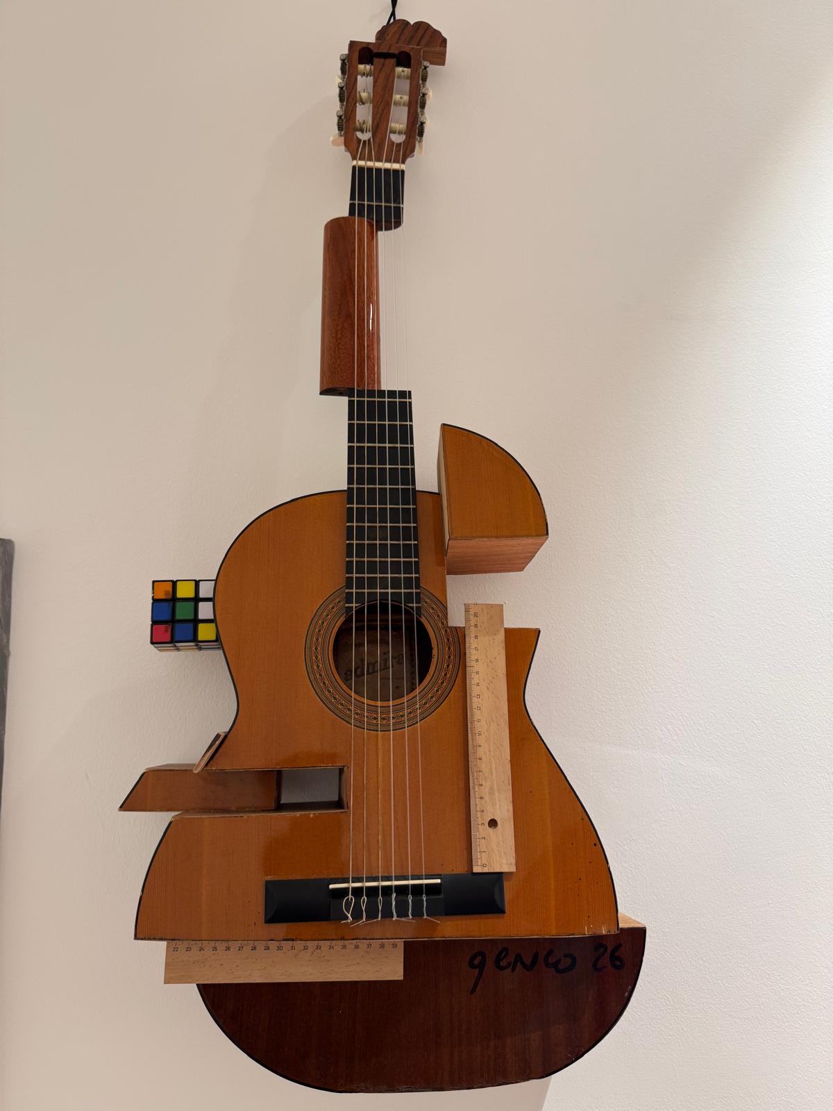 Kübist Gitar, 2025. Gitar, cetvel ve Rubik küpü. 14 x 98 x 45 cm