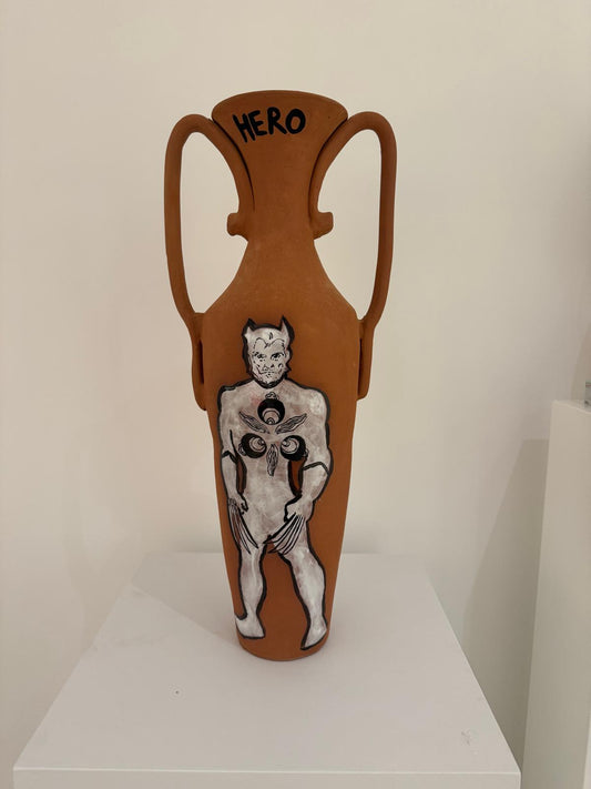Super Hero, 2025. Sır ve seramik. 26 x 62 x 18cm.