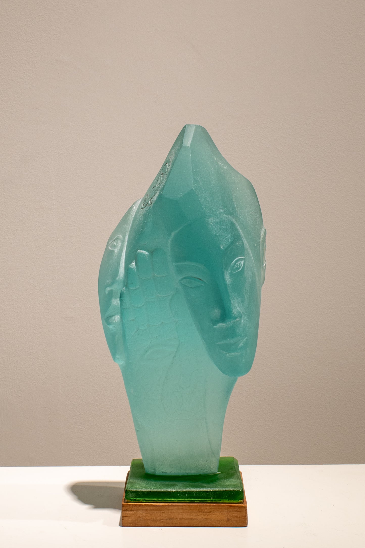 DİZGİNLENMİŞ SÖZLER   2025 35x15x15 cm   cam yontu, ahşap