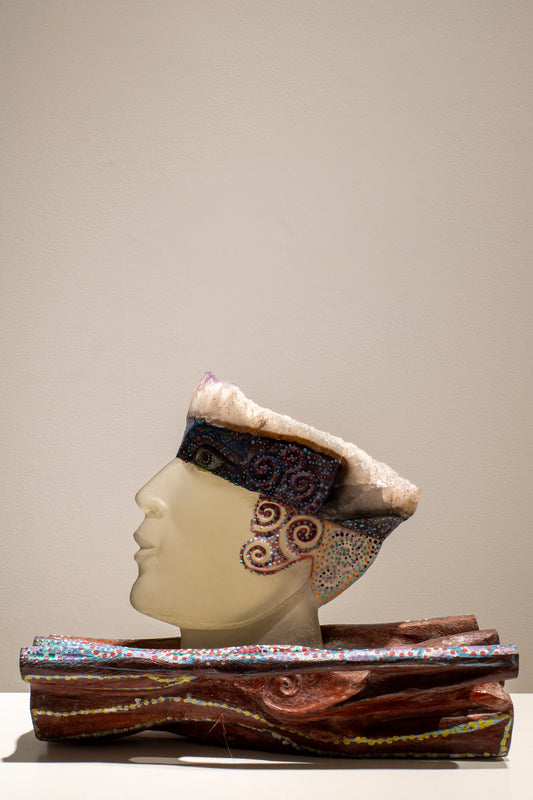 MUHBİR    2024 31x36x19 cm  cam yontu, ametist, ahşap, boya