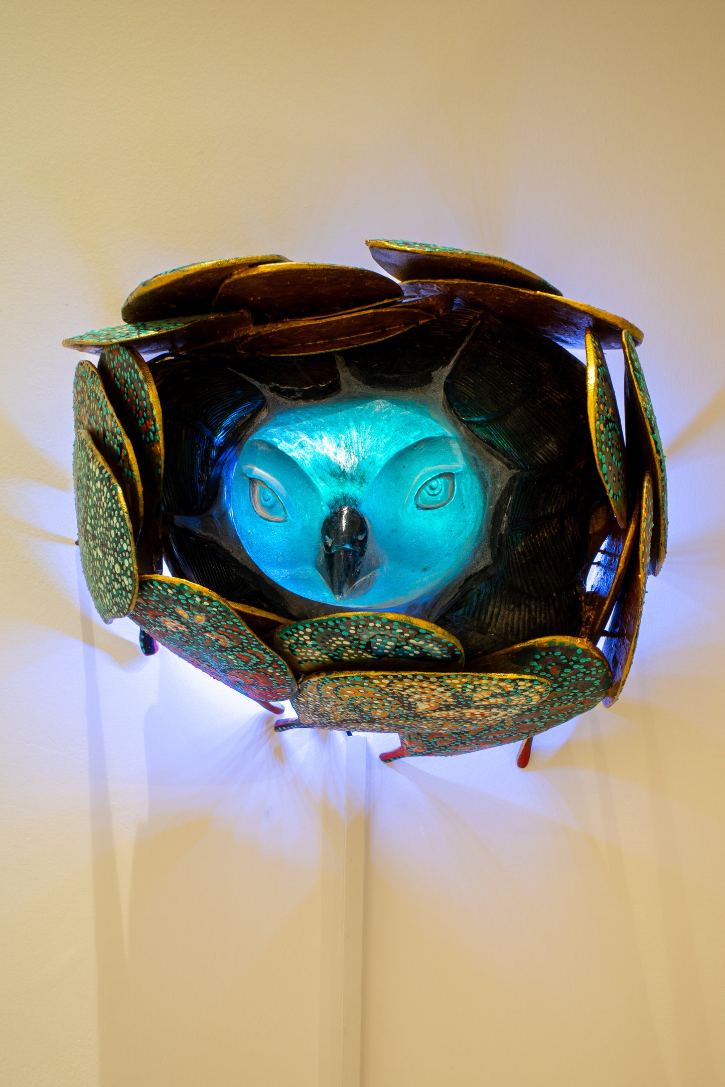 YUVADAN ÇIKIŞ   2026 30x33x27 cm   ahşap,cam yontu,ışık