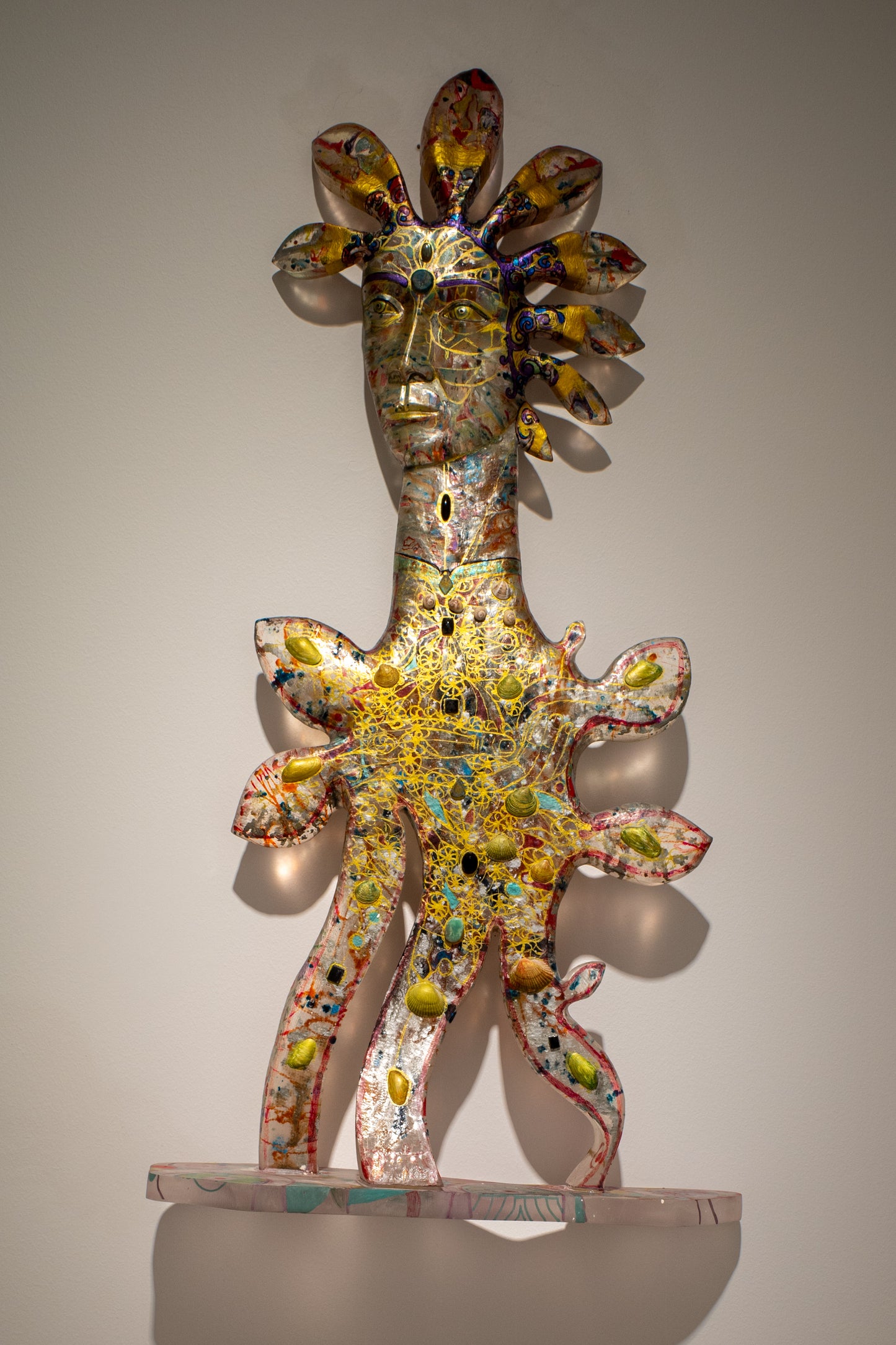 ÇİÇEK ÇOCUK  2019 95x50x15 cm   pleksiglas, yarı değerli taşlar, deniz kabuğu, boya
